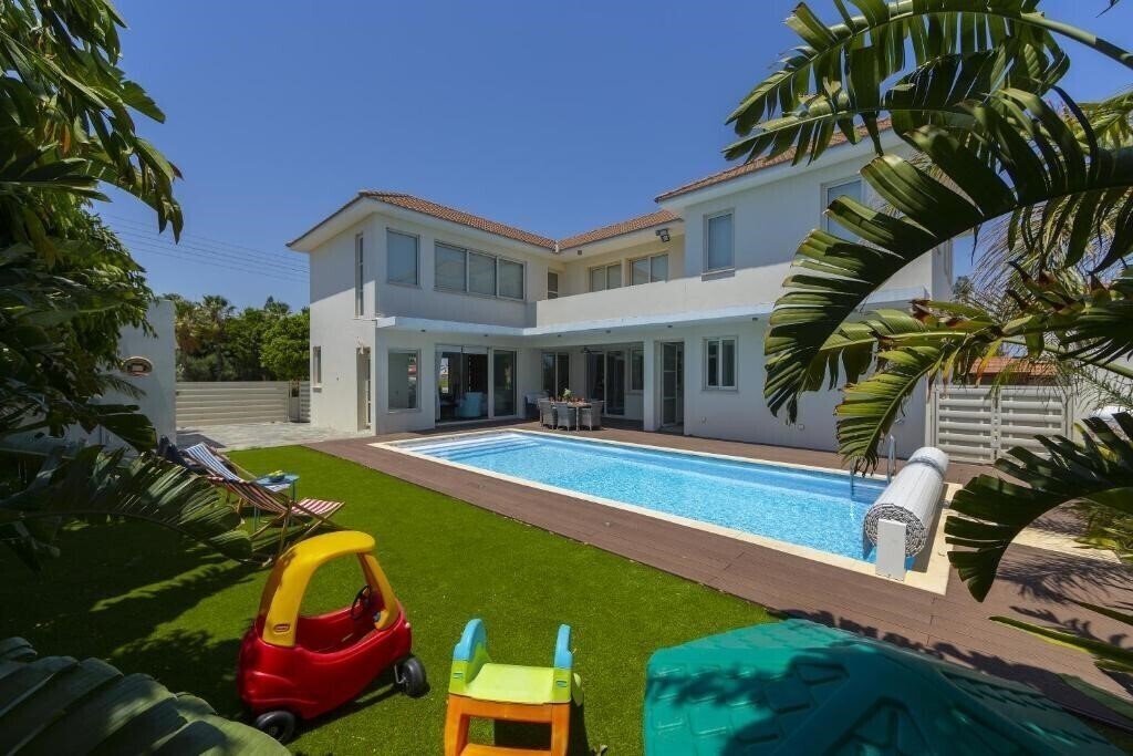 Отель Larnaca Villa Marisol 4*