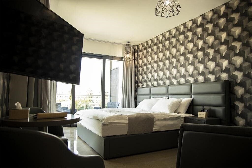 Отель Jimmys Suites 3*