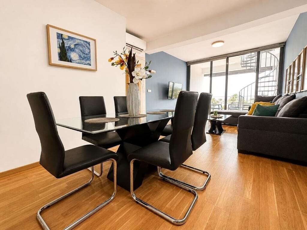 Изображение Jays Penthouse 2-BR Apt W/ Terrace In Larnaca 3*