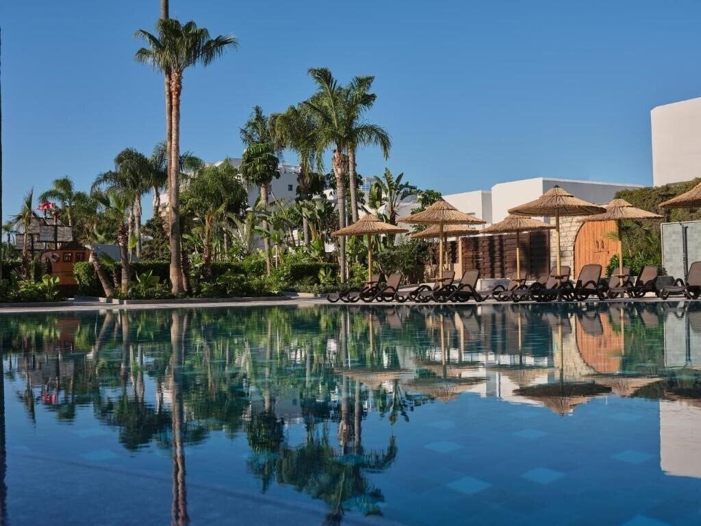 Отель Atlantica Oasis 4*