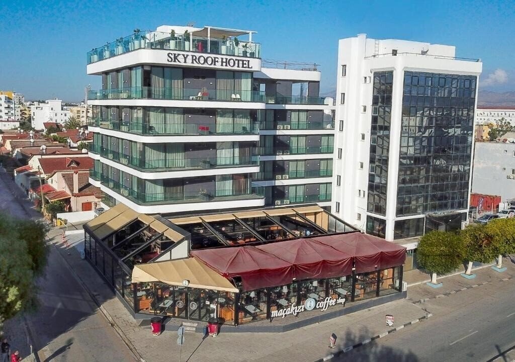 Отель Sky Roof Hotel 3*