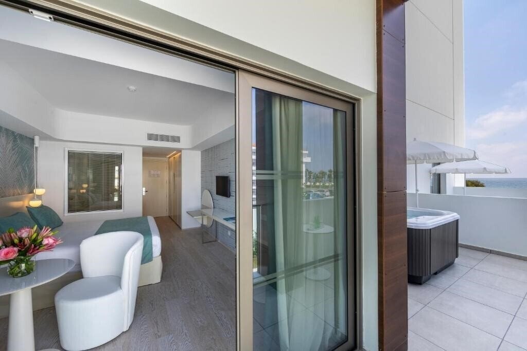 Фото Ivi Mare by Louis Hotels 5*