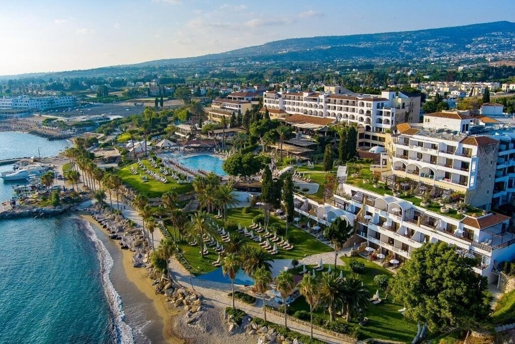 Coral Beach Hotel & Resort 5* қонақ үйі