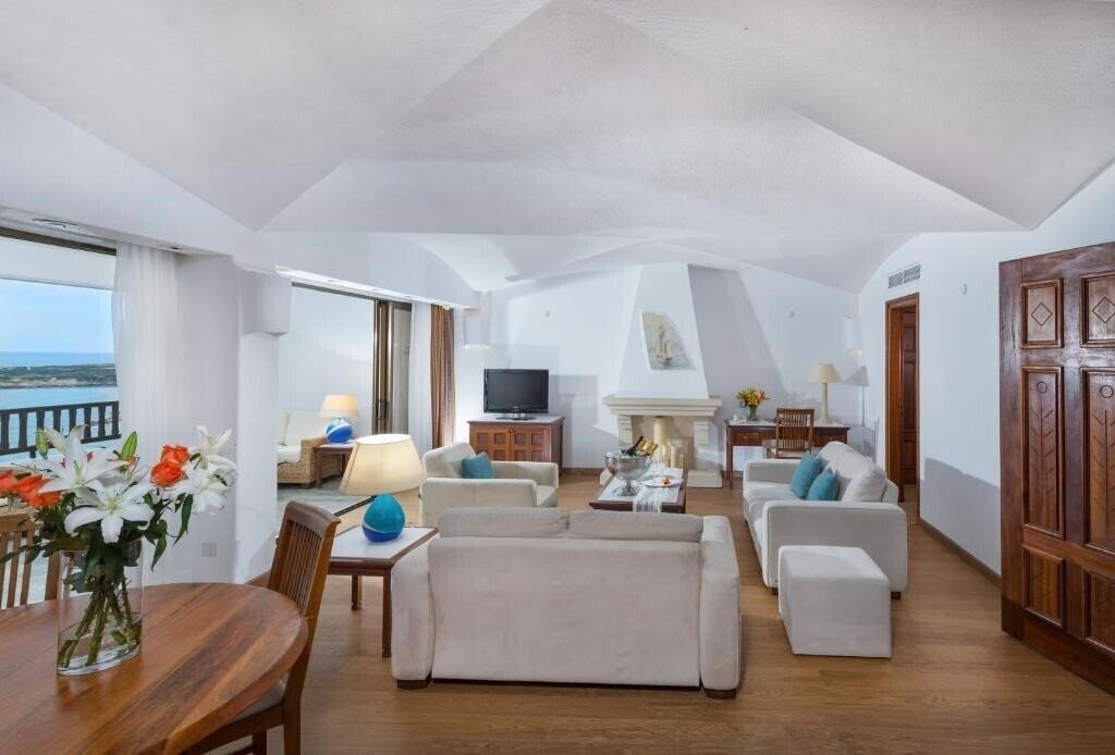 Coral Beach Hotel & Resort 5* фотосуреті