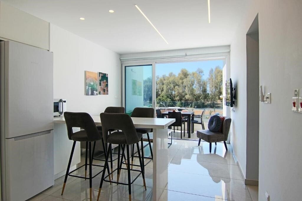 Фото Phaedrus Living: Seaside Executive Flat Harbour 203 3*