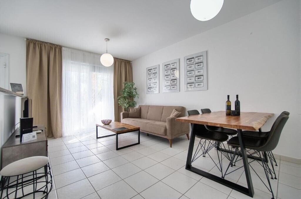 Отель Iris Village Block 12-105 2*