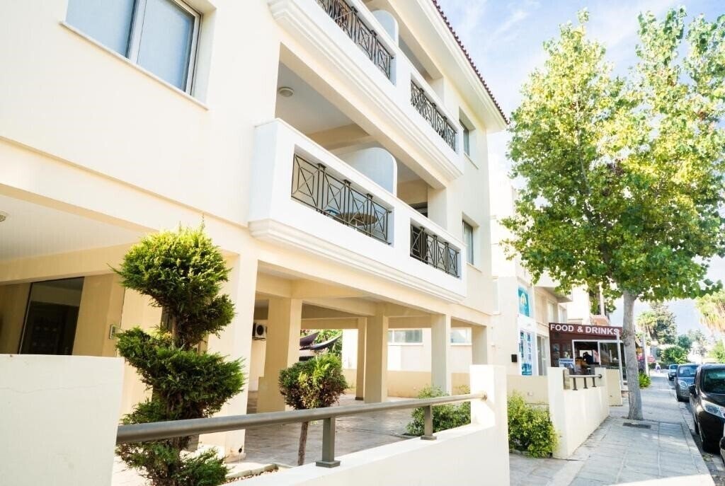 Отель Sun Julz Apartments on The Beach 2*