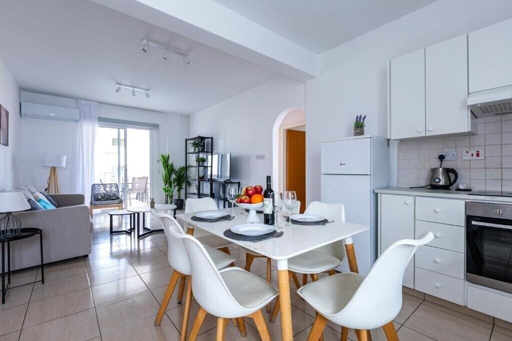 Фото Just Renovated Beautiful 2 Bed Apartment in Paphos 5 Min Drive to The Beach 2*