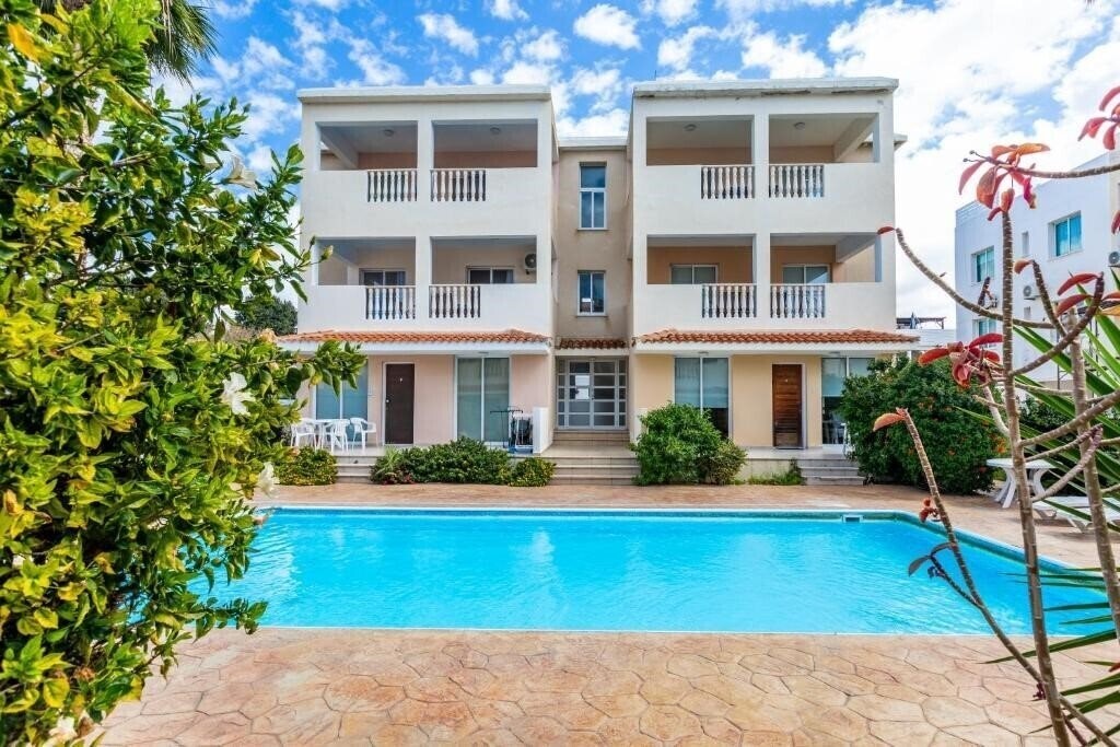 Отель Just Renovated Beautiful 2 Bed Apartment in Paphos 5 Min Drive to The Beach 2*