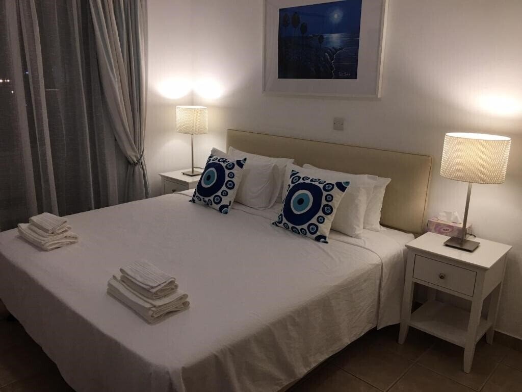 Фотография Kings Palace - Fabulous Pool-Side 2 Bed Apartment 3*
