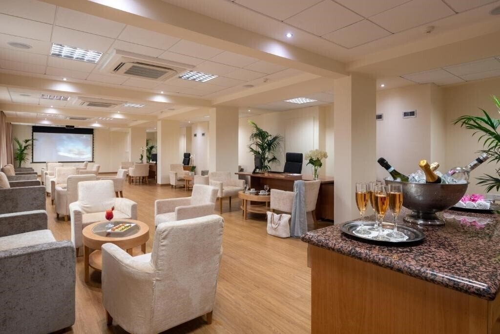 Изображение Constantinou Bros Athena Beach Hotel 4*