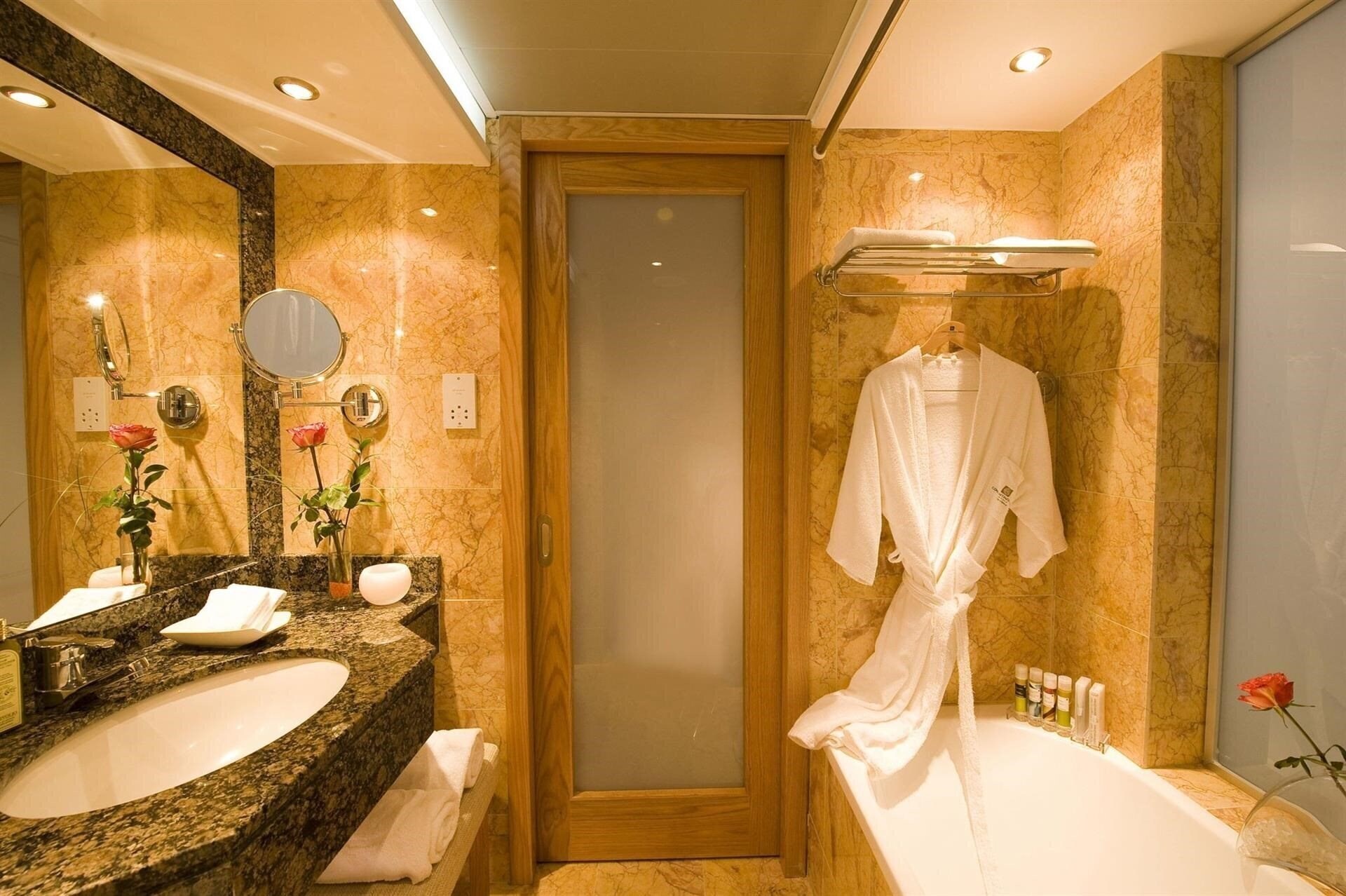 Фотография Constantinou Bros Pioneer Beach Hotel 4*