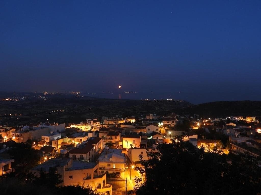 Фото Hill View Restaurant & Apartments 3*