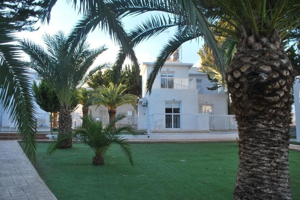 Отель Flisvos Beach Apartments 2*