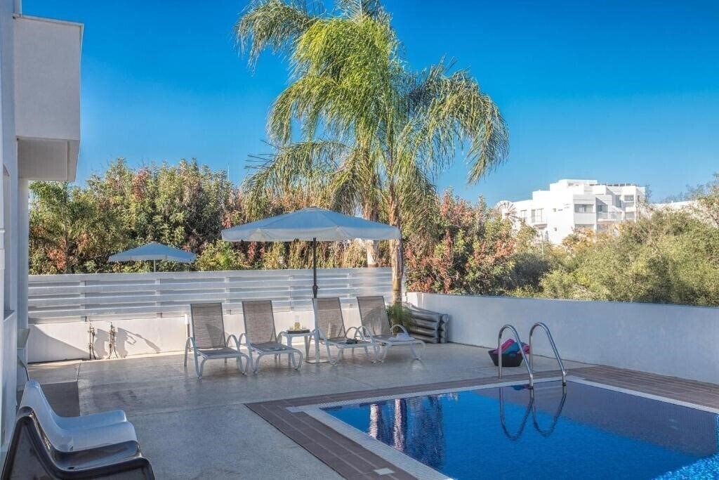 Flouressia Gardens & Villas 2* фотосуреті