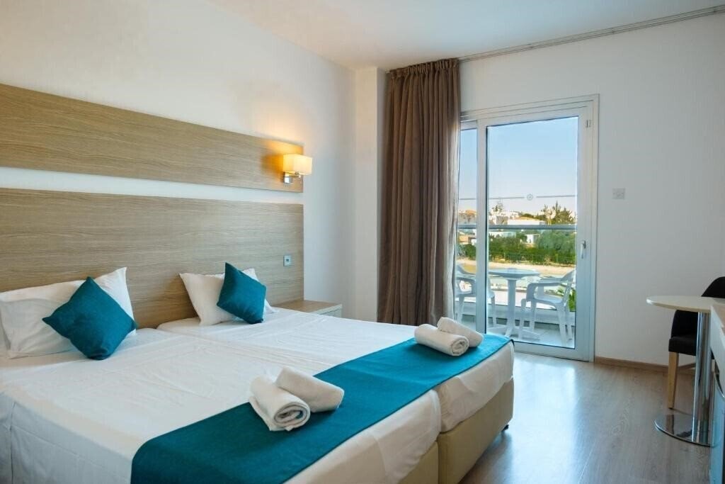 Kapetanios Bay 3* қонақ үйі