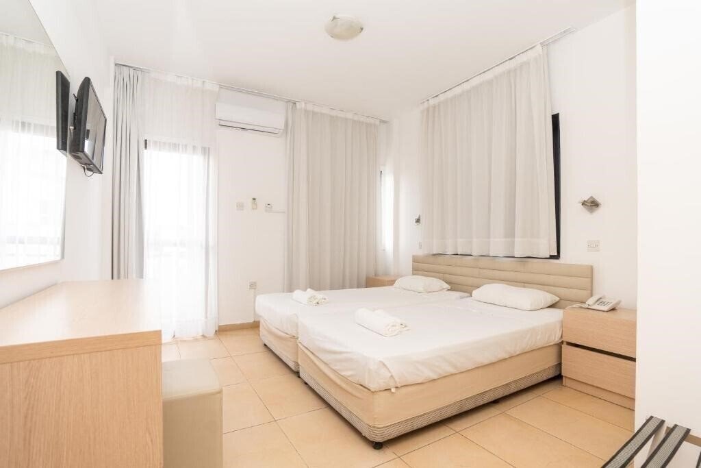 Фото Flora Hotel Apartments 4*