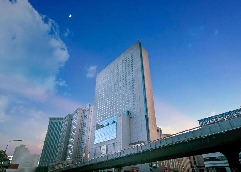 Отель Ruishi Hotel Dalian 5*
