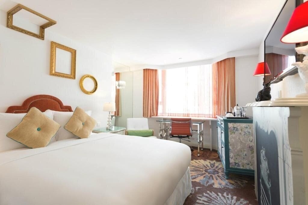 The Luxe Manor 4* суреті