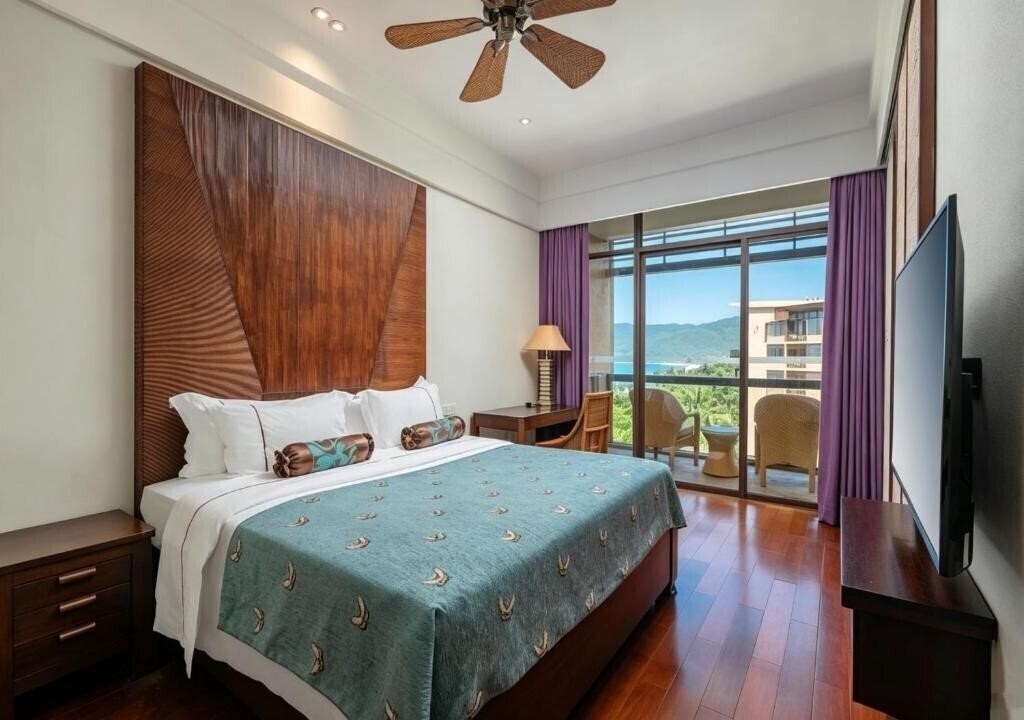 Отель Mangrove Tree Resort Yalongbay 5*