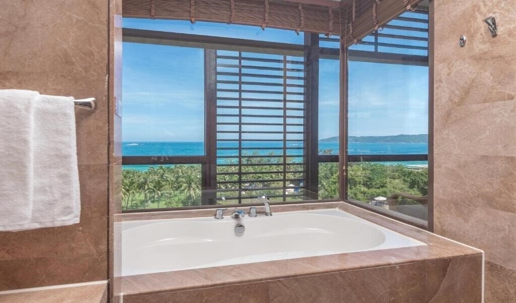 Фото Mangrove Tree Resort Yalongbay 5*