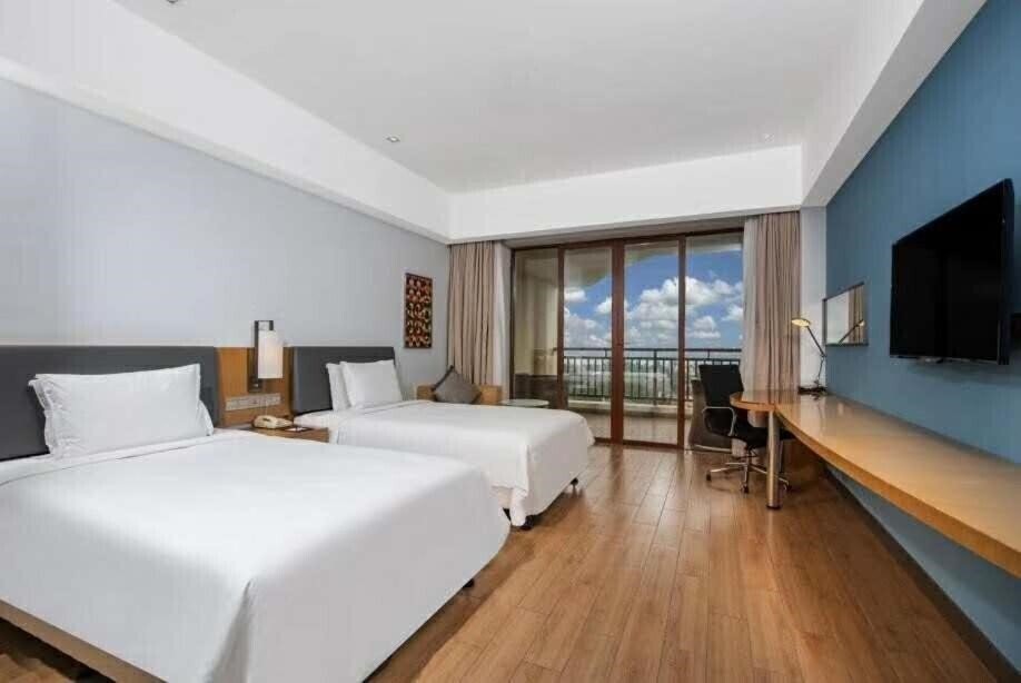 Фото Holiday Inn Express Haikou West Coast 3*