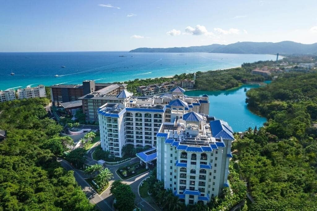 Отель Holiday Inn Yalong Bay 5*