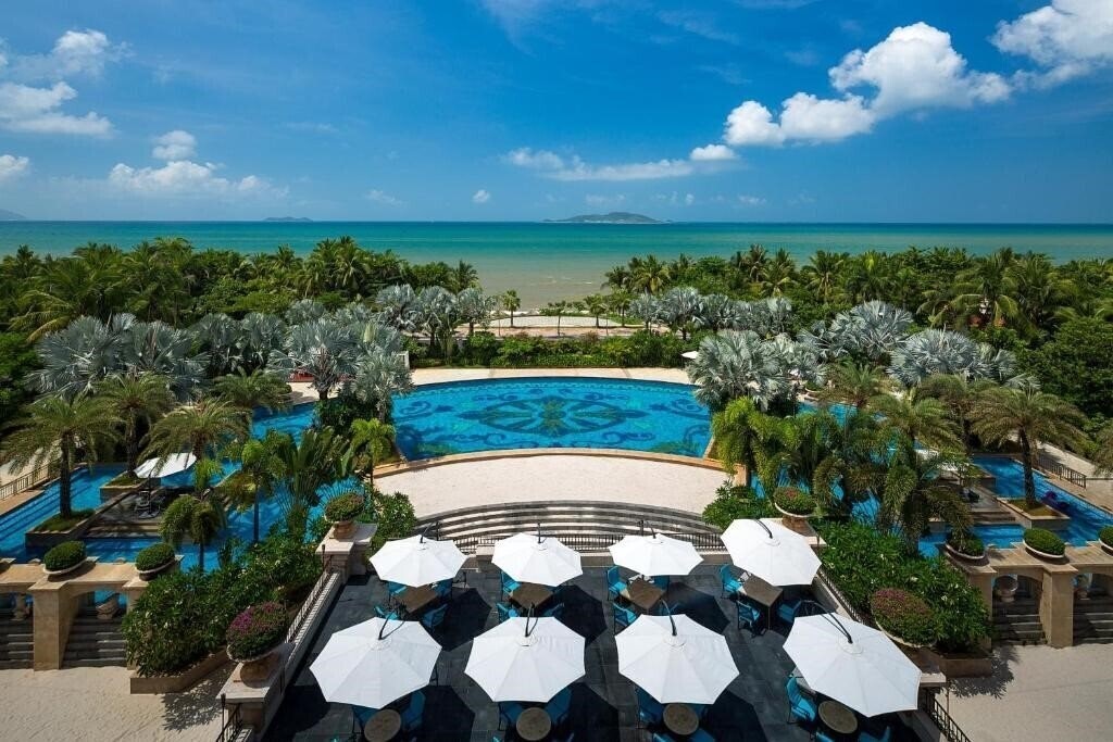 Отель Crowne Plaza Resort Sanya Bay 5*