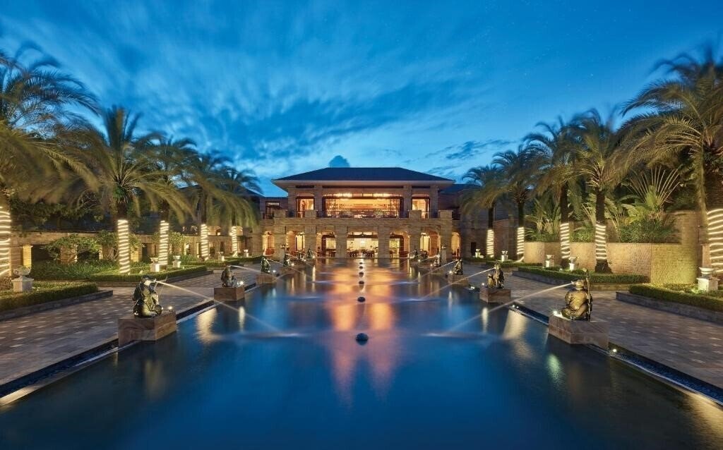 Отель Wanda Reign Resort & Villas Sanya Haitang Bay 5*