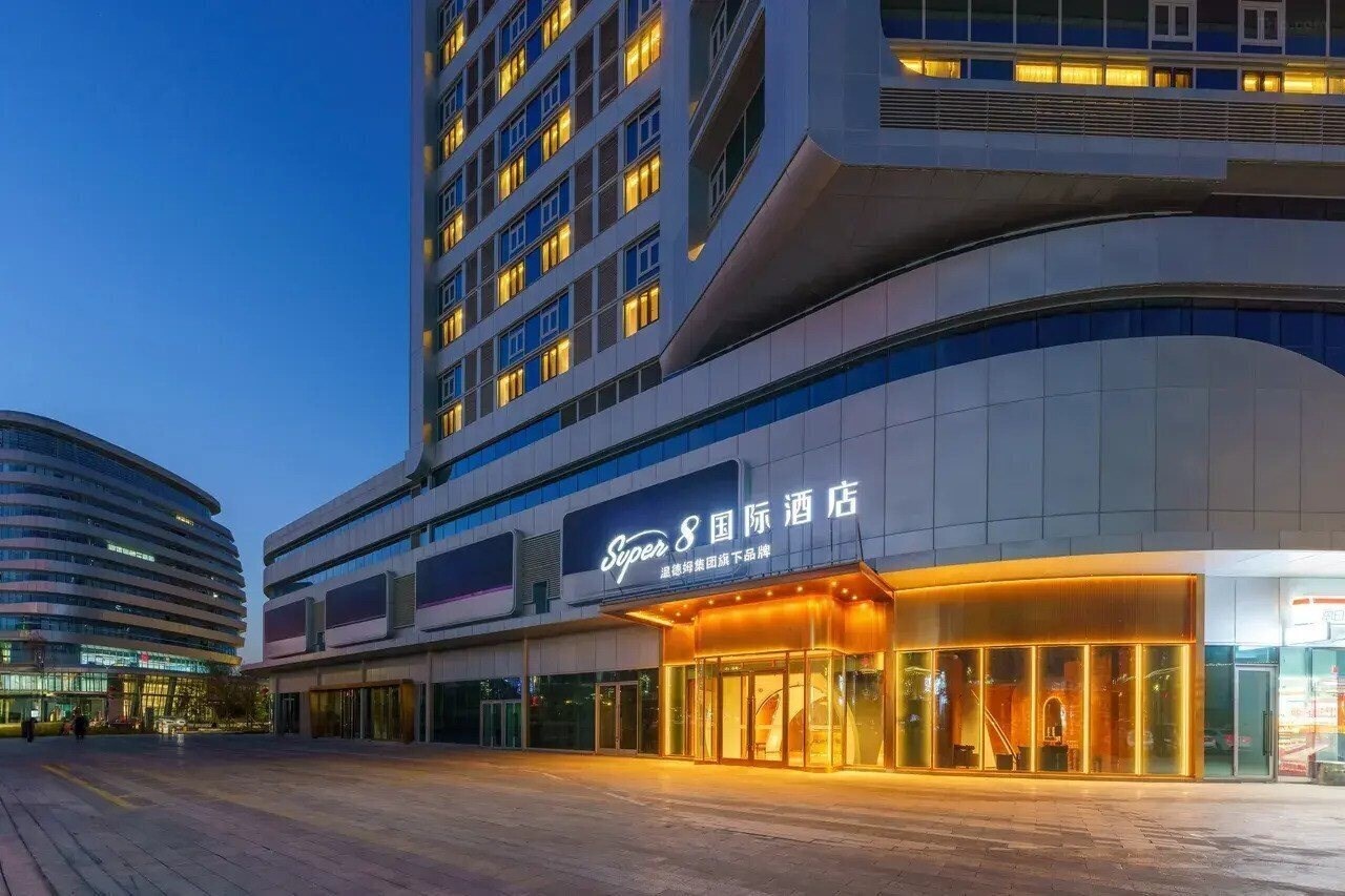 Отель Super 8 International Hotel (Urumqi High-Speed Railway Station North Square Jingkai Wanda Branch) 4*