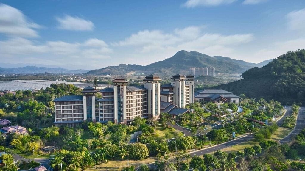 Отель Lingshui Hilton Garden Inn Hot Springs Hotel 5*