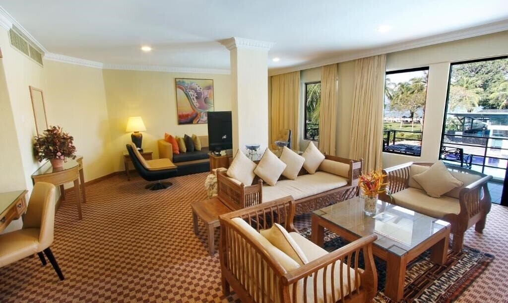 Holiday Villa Beach Resort & SPA 4* суреті