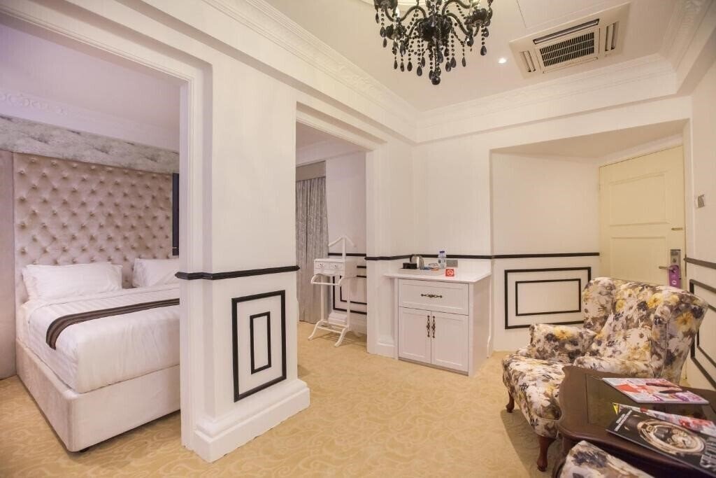 Фото Deluxcious Heritage Hotel 4*