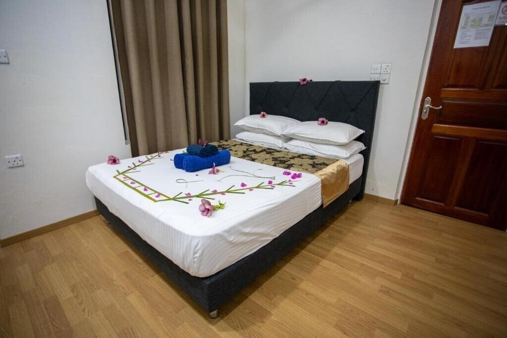 Отель Ihaven Thulusdhoo Guest House 3*