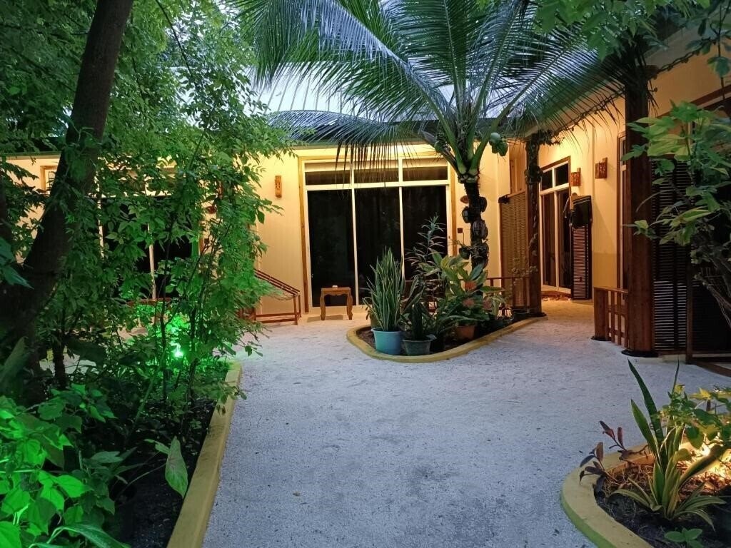 Отель Manta Dhangethi Guest House коттедж