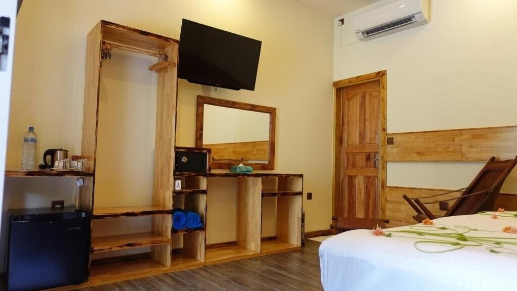 Фото Manta Dhangethi Guest House коттедж