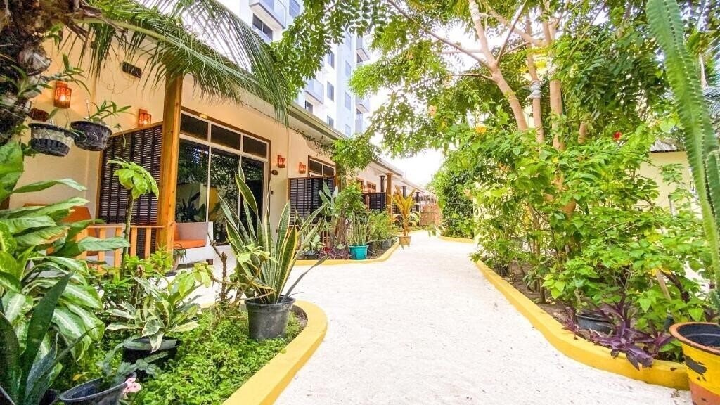 Фотография Manta Dhangethi Guest House коттедж