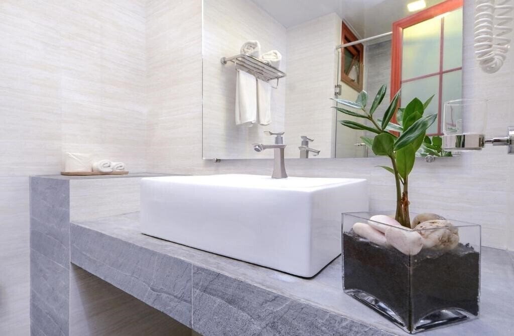 Фото Triton Beach Hotel 3*