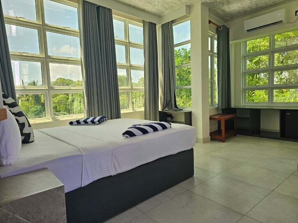 Отель Shams Thodoo By Lagoon Villa Thoddoo 3*