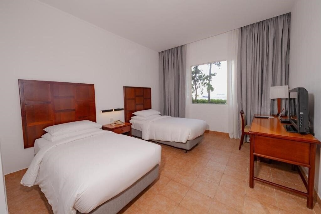 Фото Hulhule Island Hotel 4*