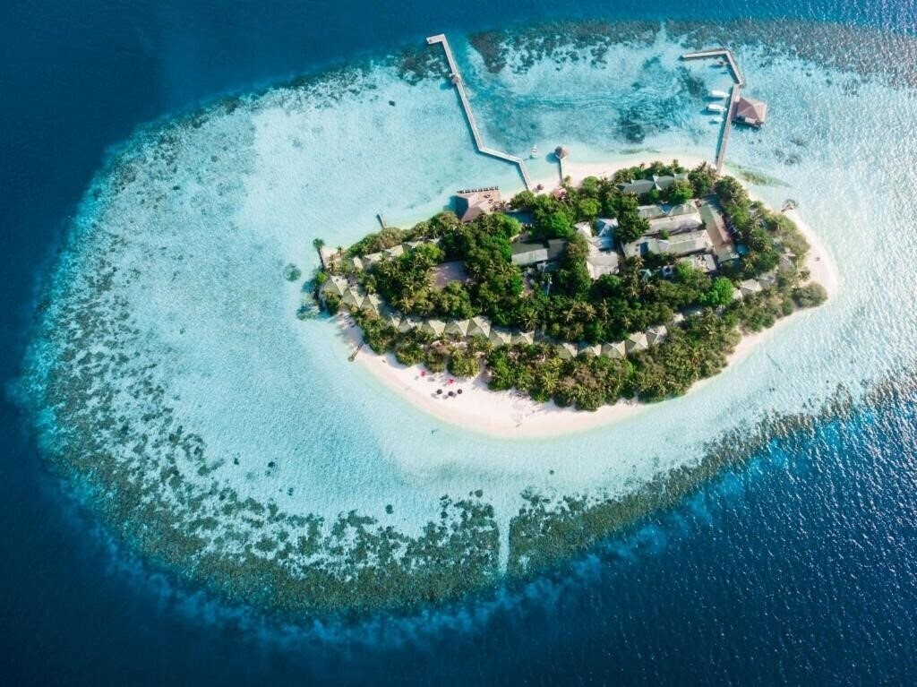Отель Eriyadu Island Resort 4*
