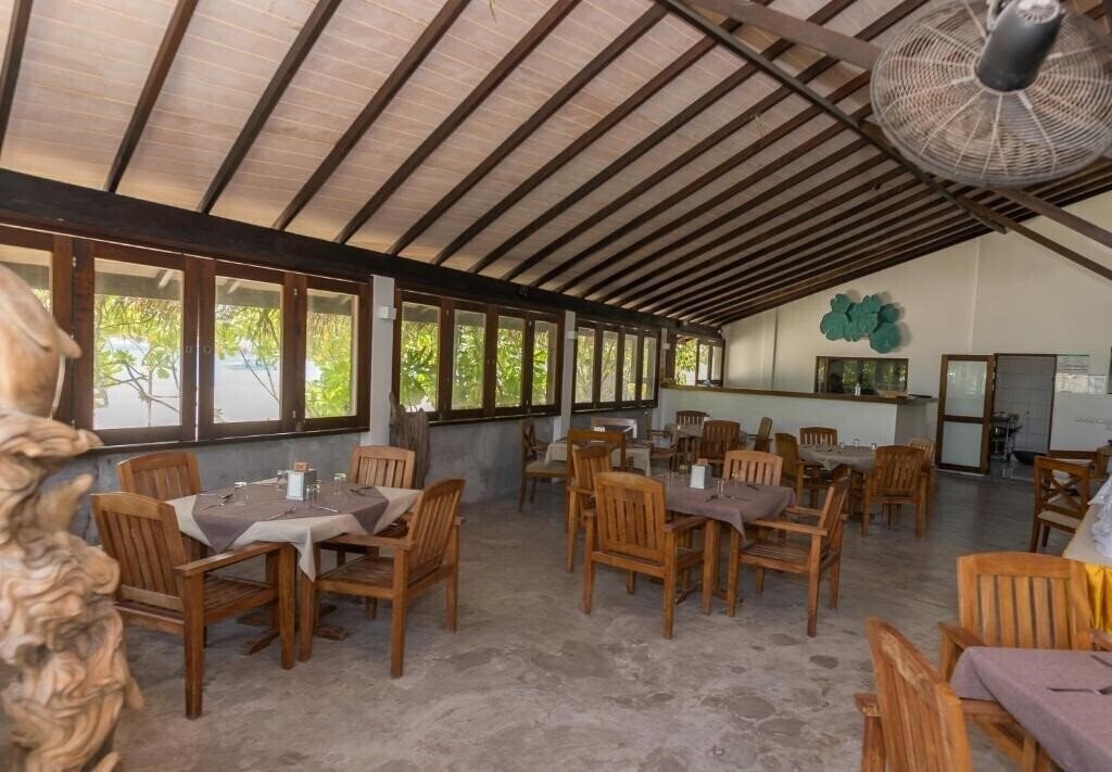 Premier Beach Hotel Gulhi 4* суреті