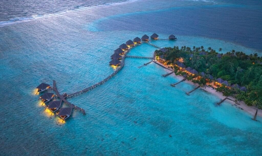 Отель Adaaran Club Rannalhi 4*