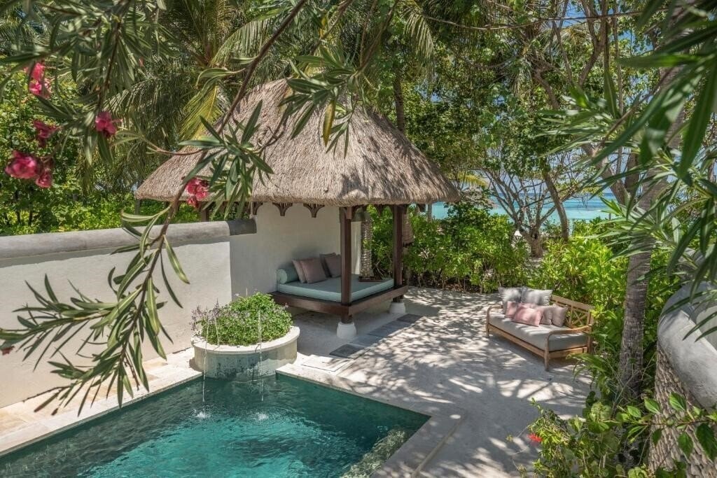 Картинка Four Seasons Maldives at Kuda Huraa 5*