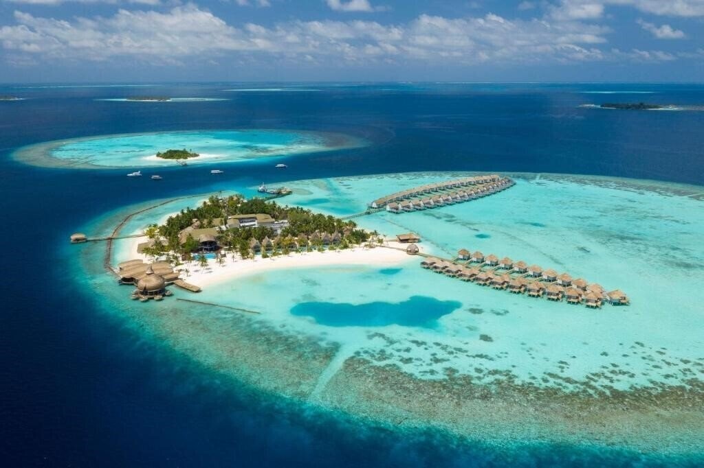 Отель Outrigger Maldives Maafushivaru Resort 5*