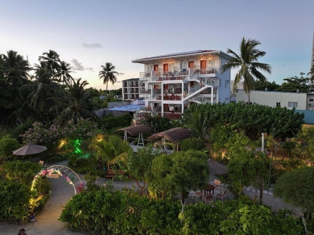 Отель Reef Edge Thulusdhoo Guest House гостиный двор