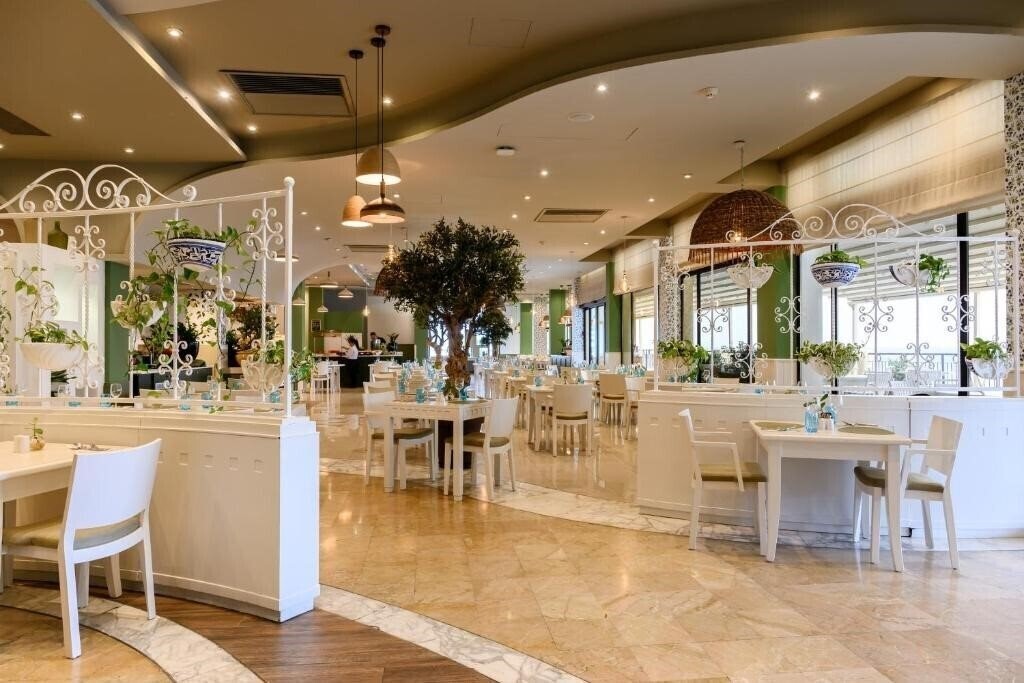 Marina Hotel At The Corinthia Beach Resort 4* суреті