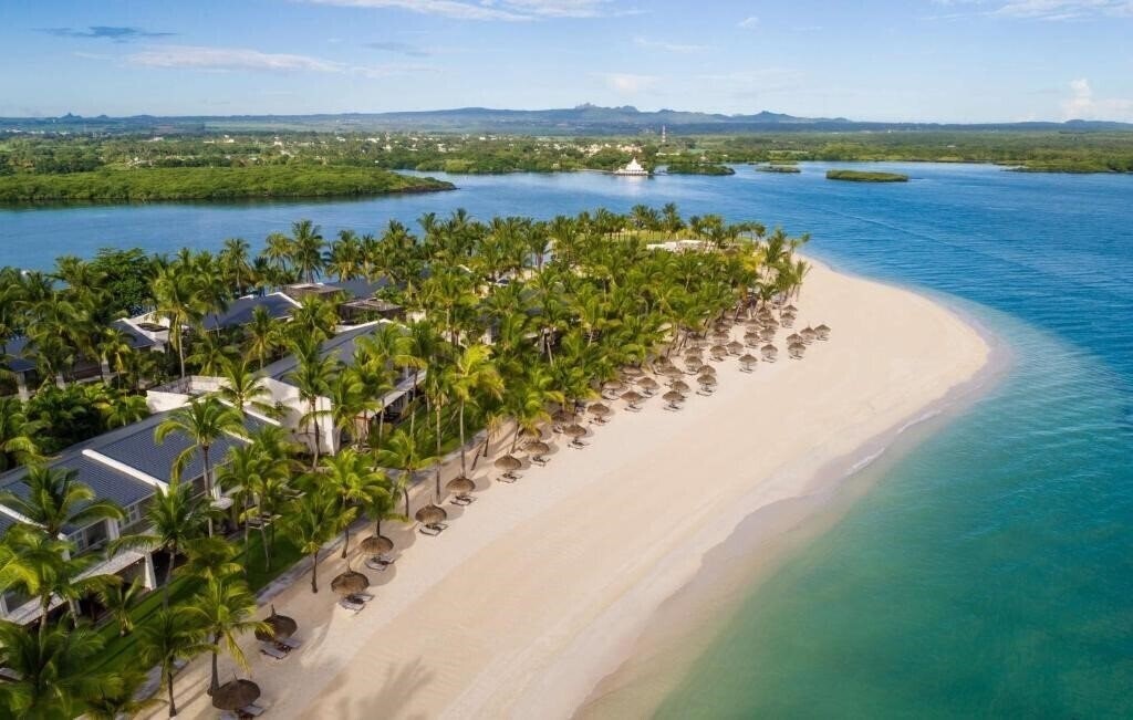 Отель One & Only Le Saint Geran 5*