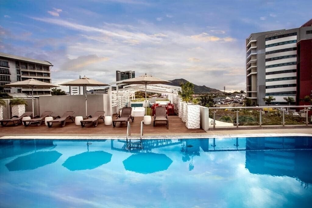 Hennessy Park Hotel 4* суреті