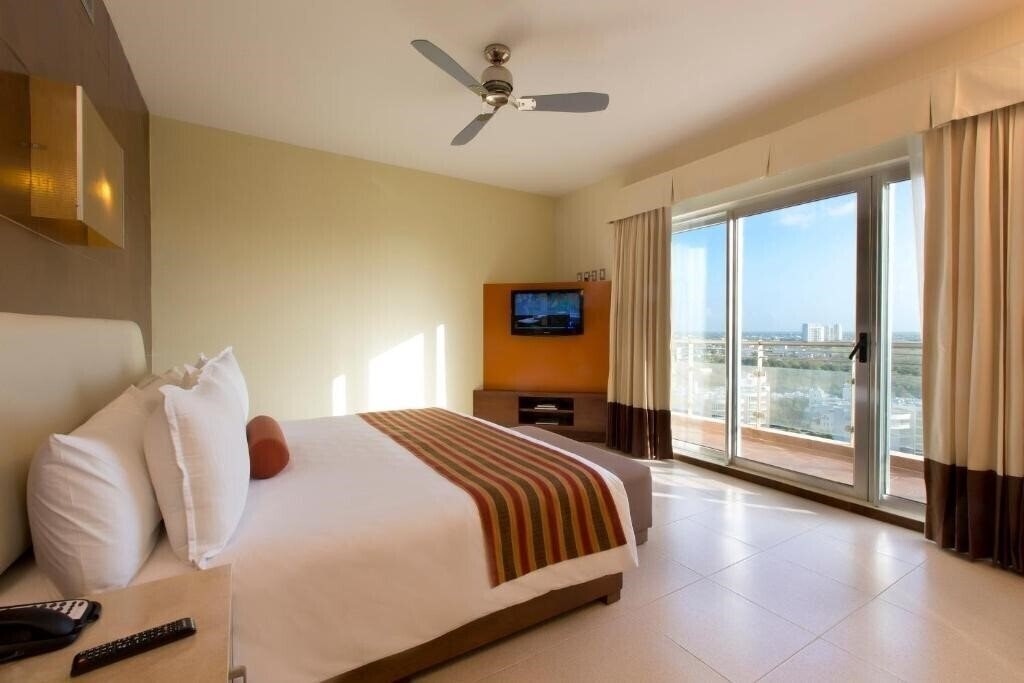 Отель Krystal Urban Cancun Centro 4*